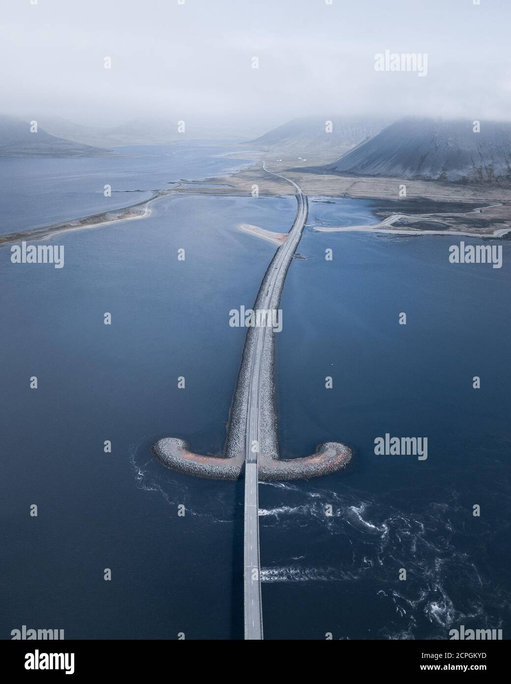 Straße mit Brücke über Wasser, Nordatlantik bei Grundarfjörður, Westisland, Island, Europa Stockfoto