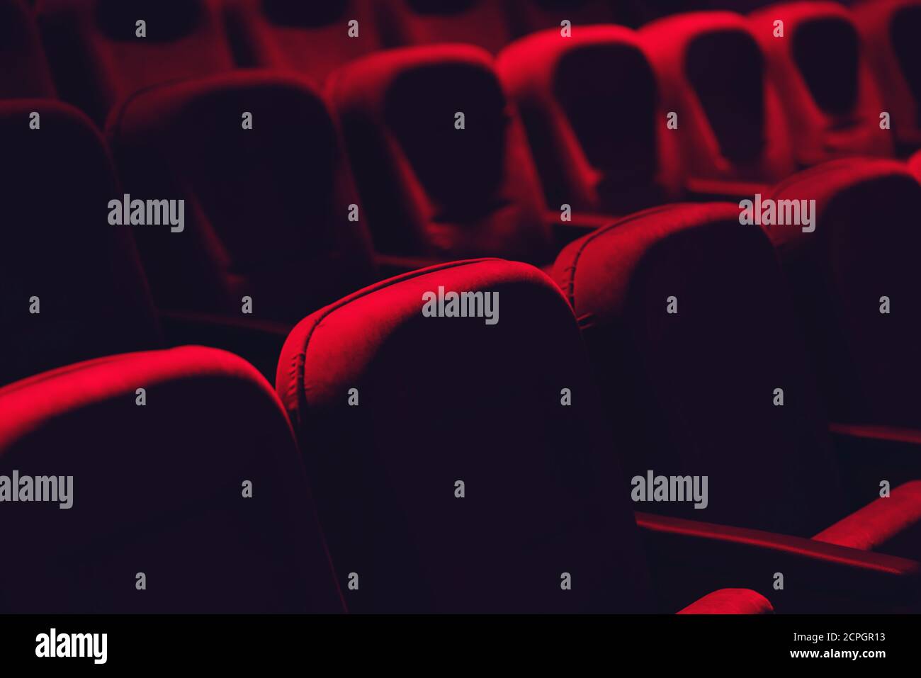 Leerer Kinosaal mit roten Sitzen. Kino Stockfoto