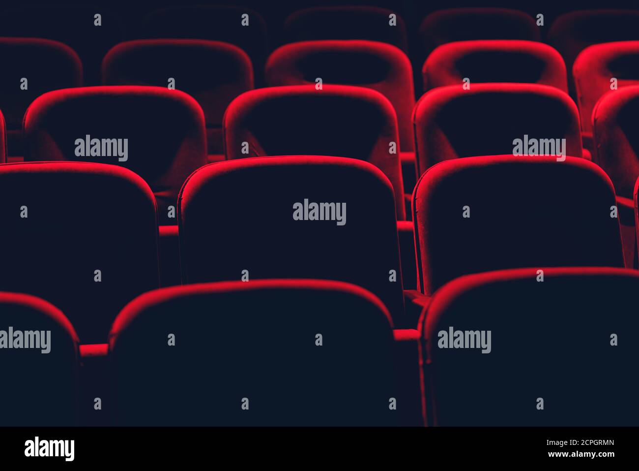 Leerer Kinosaal mit roten Sitzen. Kino Stockfoto
