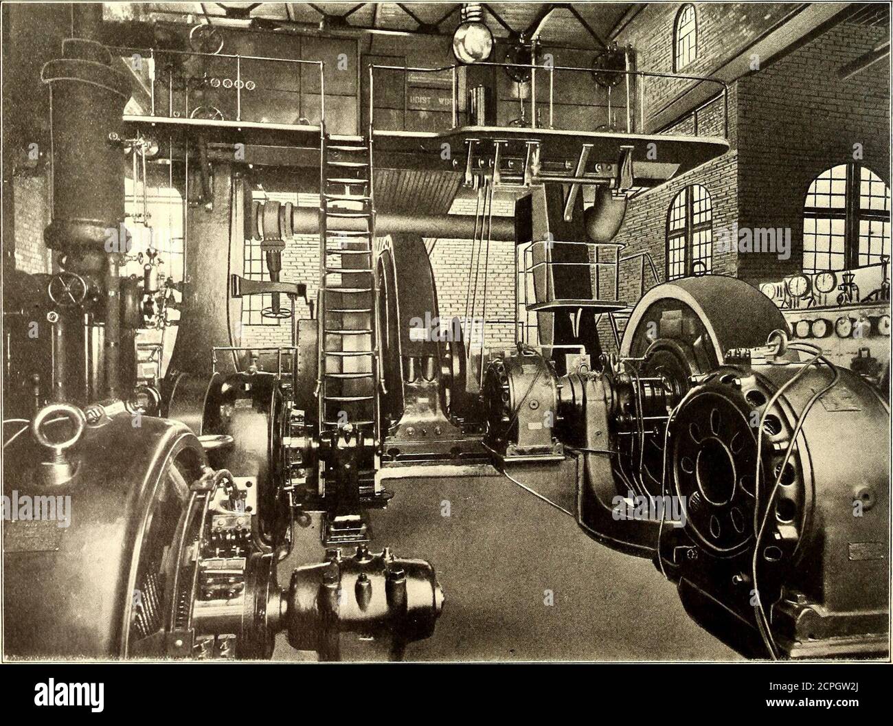 . Die Straßenbahn Zeitschrift . SCHALTTAFEL IM HAUPTSTROMHAUS. MASCHINENRAUM IM HAUPTSTROMHAUS, ZEIGT. DIREKT ANGESCHLOSSENER GENERATOR, ERREGER UND ROTARIEN 16. JANUAR 1904.] STREET RAILWAY JOURNAL. 93 Straßenübergänge mit der Trennung der Sorten, und mit Stahlbrücken auf Betonabutments. Alle Brücken sind für die Arolling-Last ausgelegt, bestehend aus einem Zug mit 20,000 lbs pro Achse, einem 6-ft, 3-in. Radstand, 26 ft. Mitte zu Mitte von LKWs, und adad Last von 800 lbs. Pro Lineal Fuß, mit einer Auswirkung von 80 Prozent. Alle Culverts von über 4-ft. Öffnungen in der klaren sind von con-crete Bogen Typ, an Stockfoto