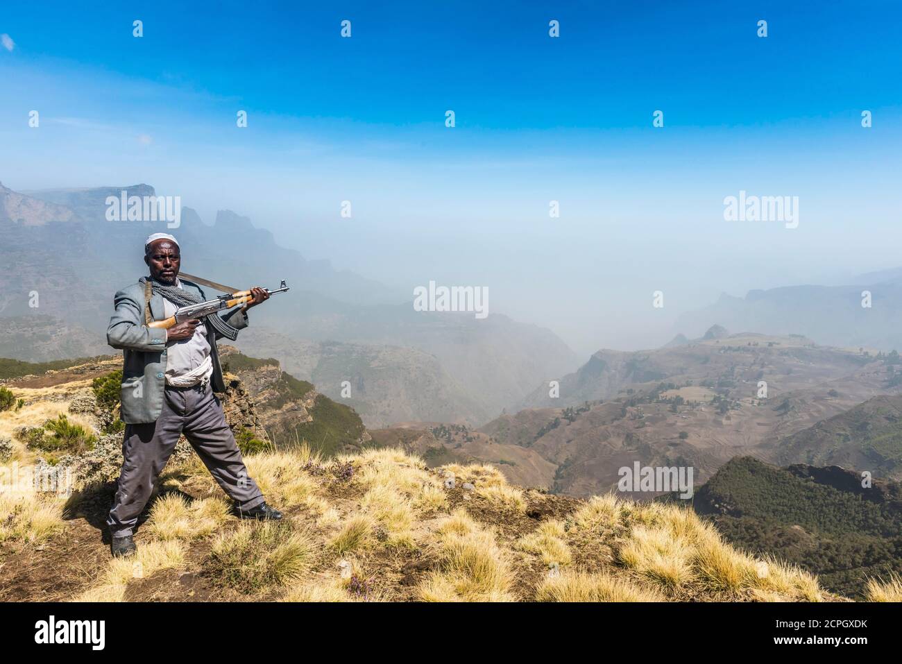 Sentry mit Gewehr in den Bergen, Simien Mountains National Park, Äthiopien, Afrika Stockfoto