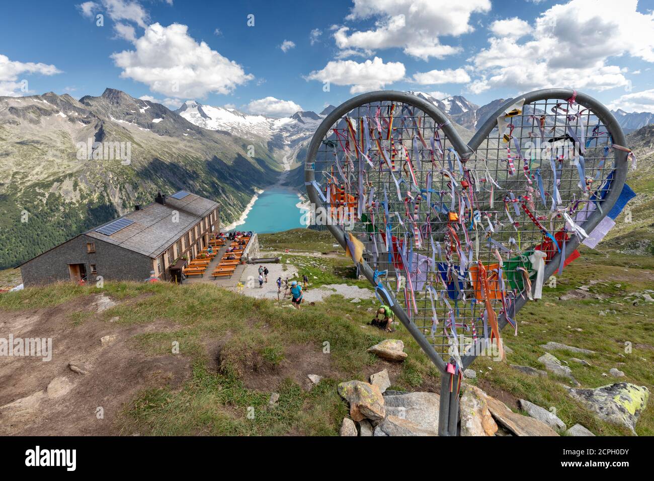 Herzförmige Eiseninstallation bei der Hütte Olperer mit Schlegeispeichersee im Hintergrund, Zillertaler Alpen, Tirol, Schwaz, Österreich Stockfoto