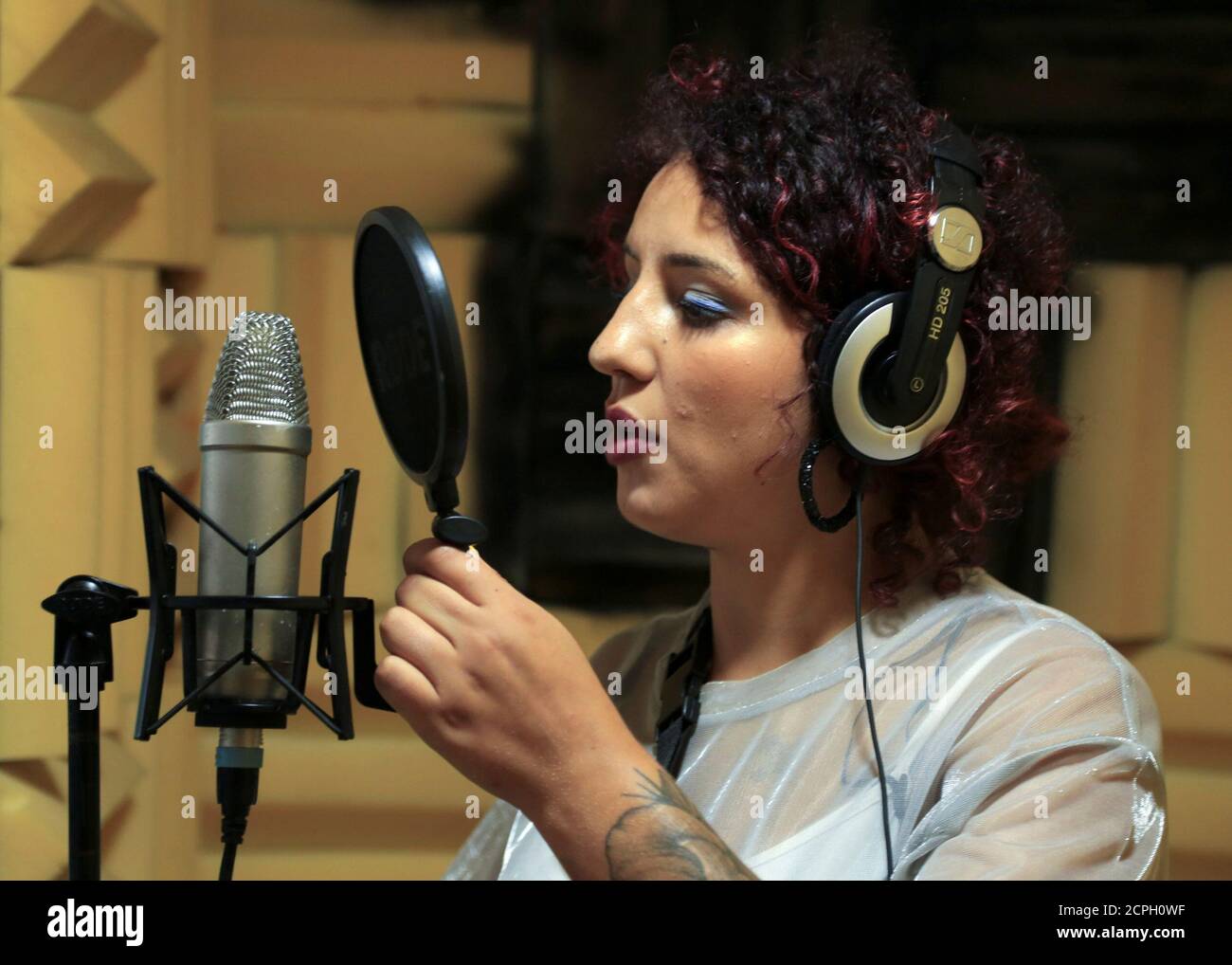 Die marokkanische Rapperin Houda Abouz, 24, bekannt unter ihrem  Künstlernamen 'Khtek', nimmt am 20. Juli 2020 einen Song in einem Studio in  Rabat, Marokko, auf. Bild aufgenommen am 20. Juli 2020. REUTERS/Shereen  Talaat Stockfotografie - Alamy