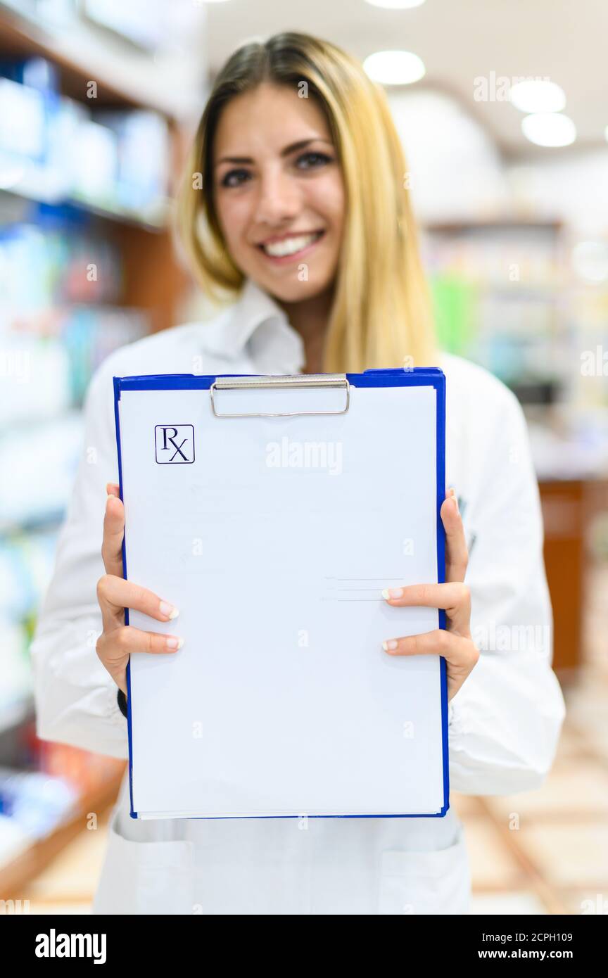 Apothekerin mit leerem Clipboard mit dem Text RX Darauf Stockfoto