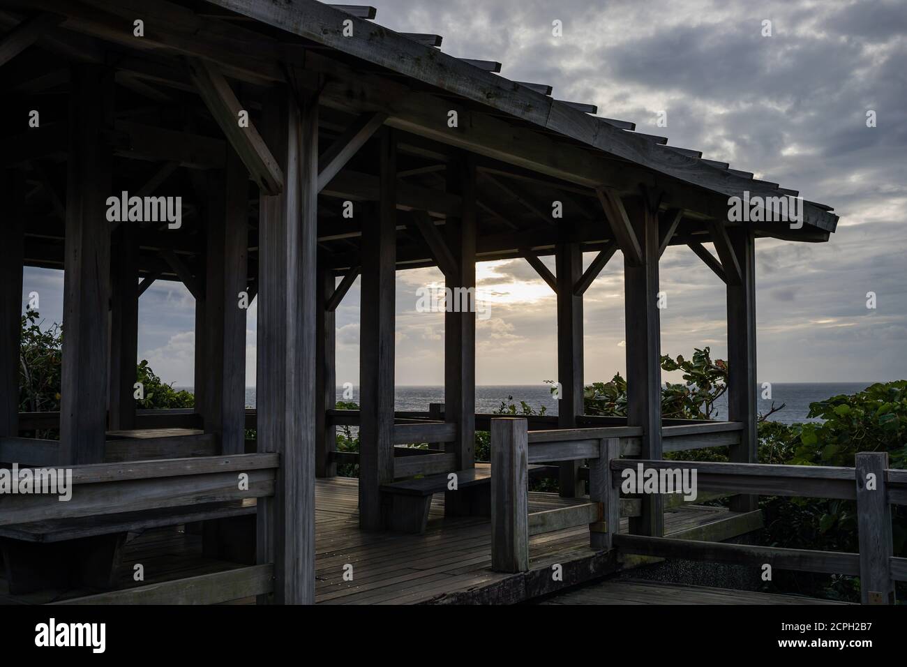 Hölzerne Veranda mit Blick aufs Meer am Eluanbi Leuchtturm in Kenting National Parken Stockfoto