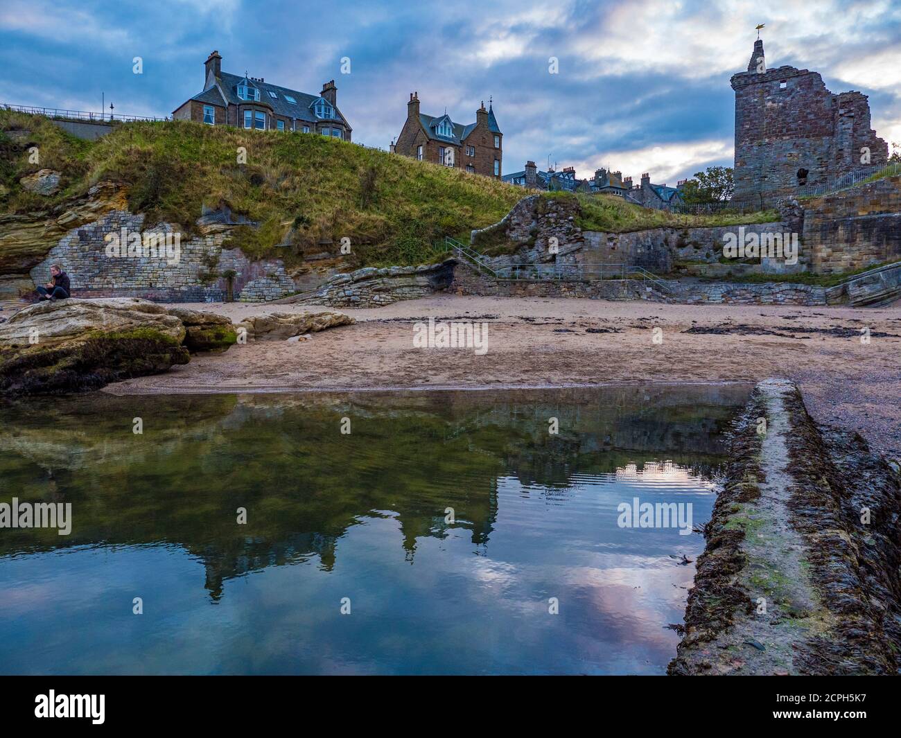 Reflection of Coastal Houses and St Andrews Castle, Castle Sands Beach, St Andrews, Fife, Schottland, Großbritannien, GB. Stockfoto