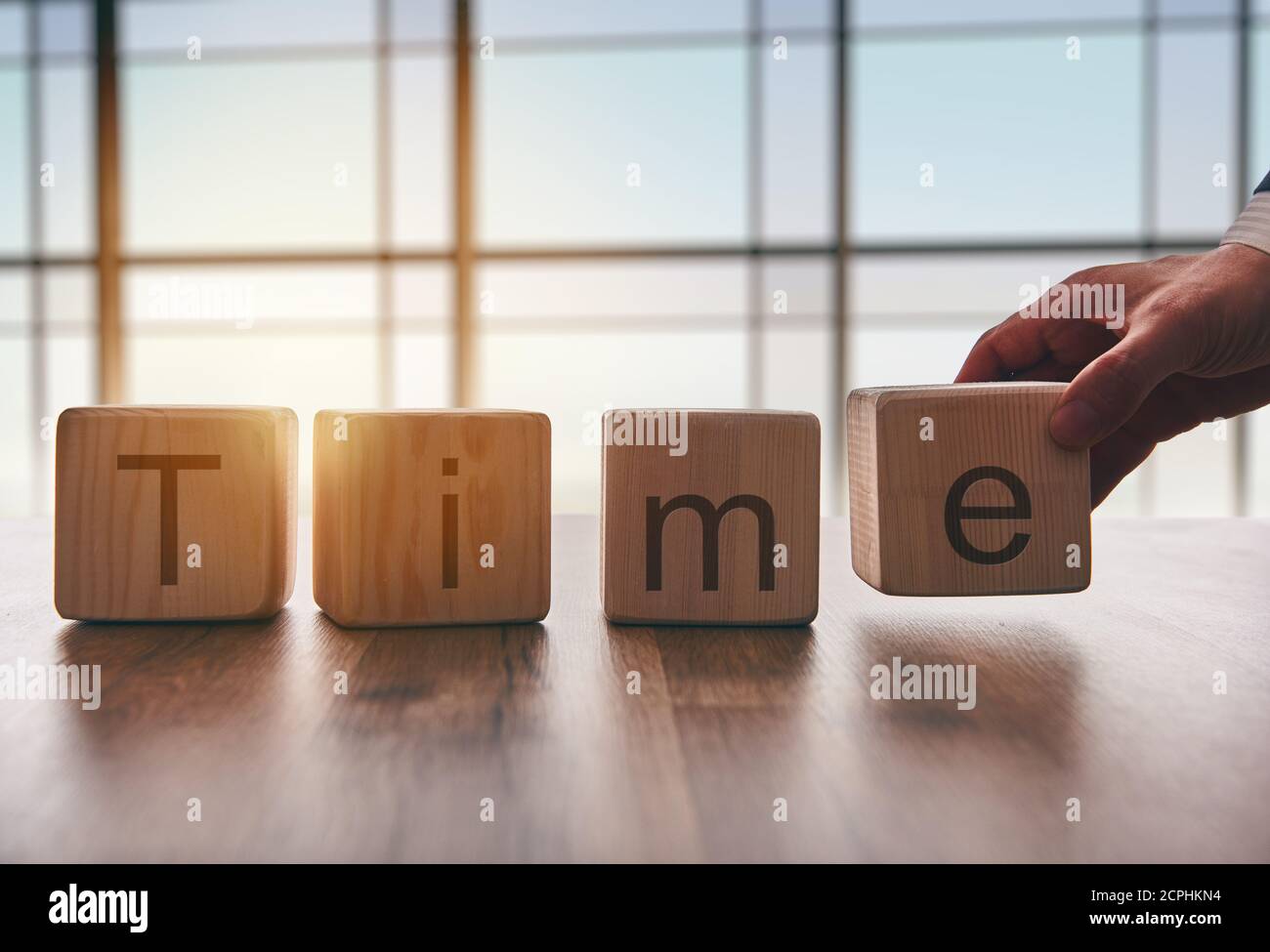Das Konzept der Zeit. Hand Männer in Business-Anzug mit den Würfeln, die das geschriebene Wort Zeit. Stockfoto
