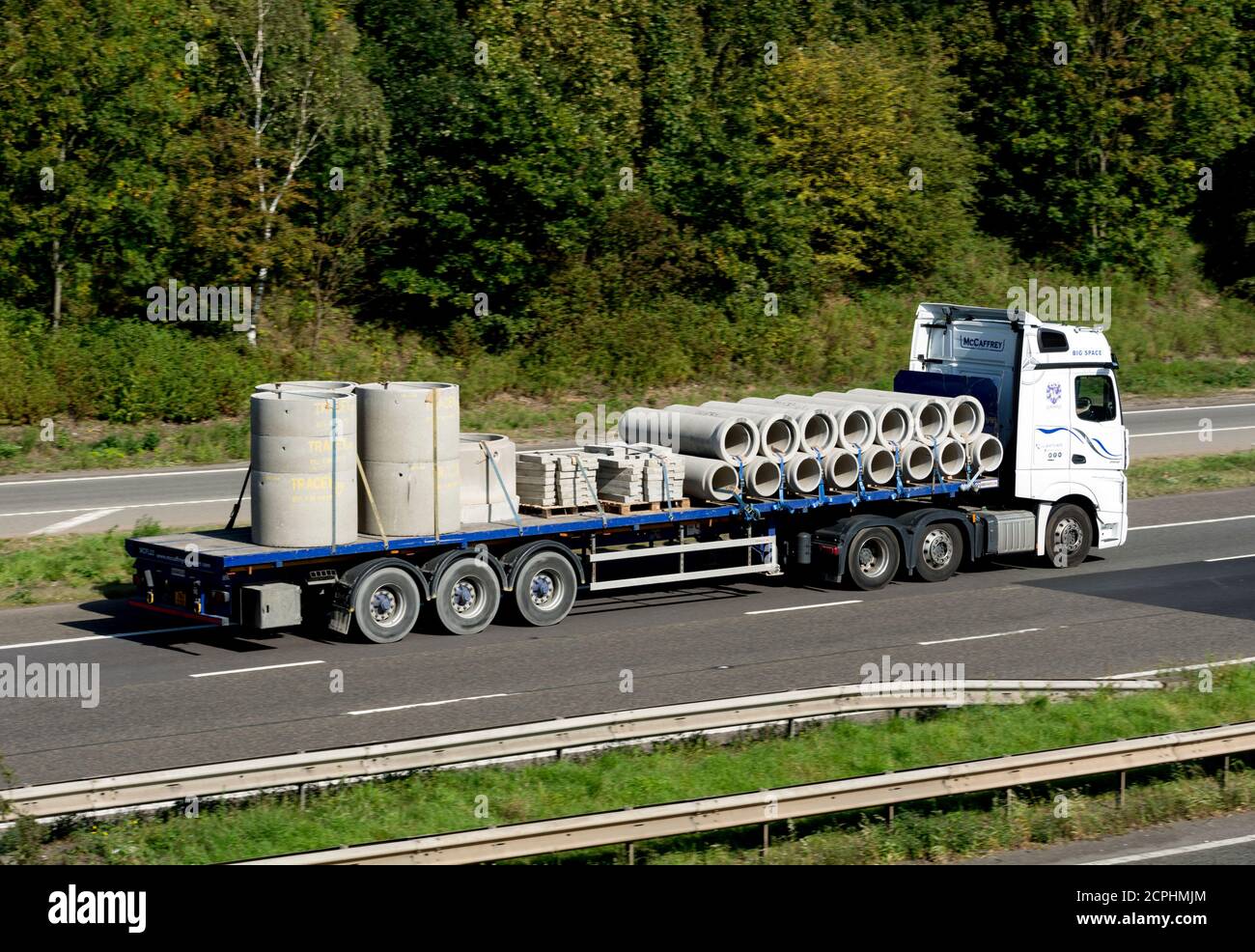 Betonrohre auf der Autobahn M40, Warwickshire, Großbritannien Stockfoto