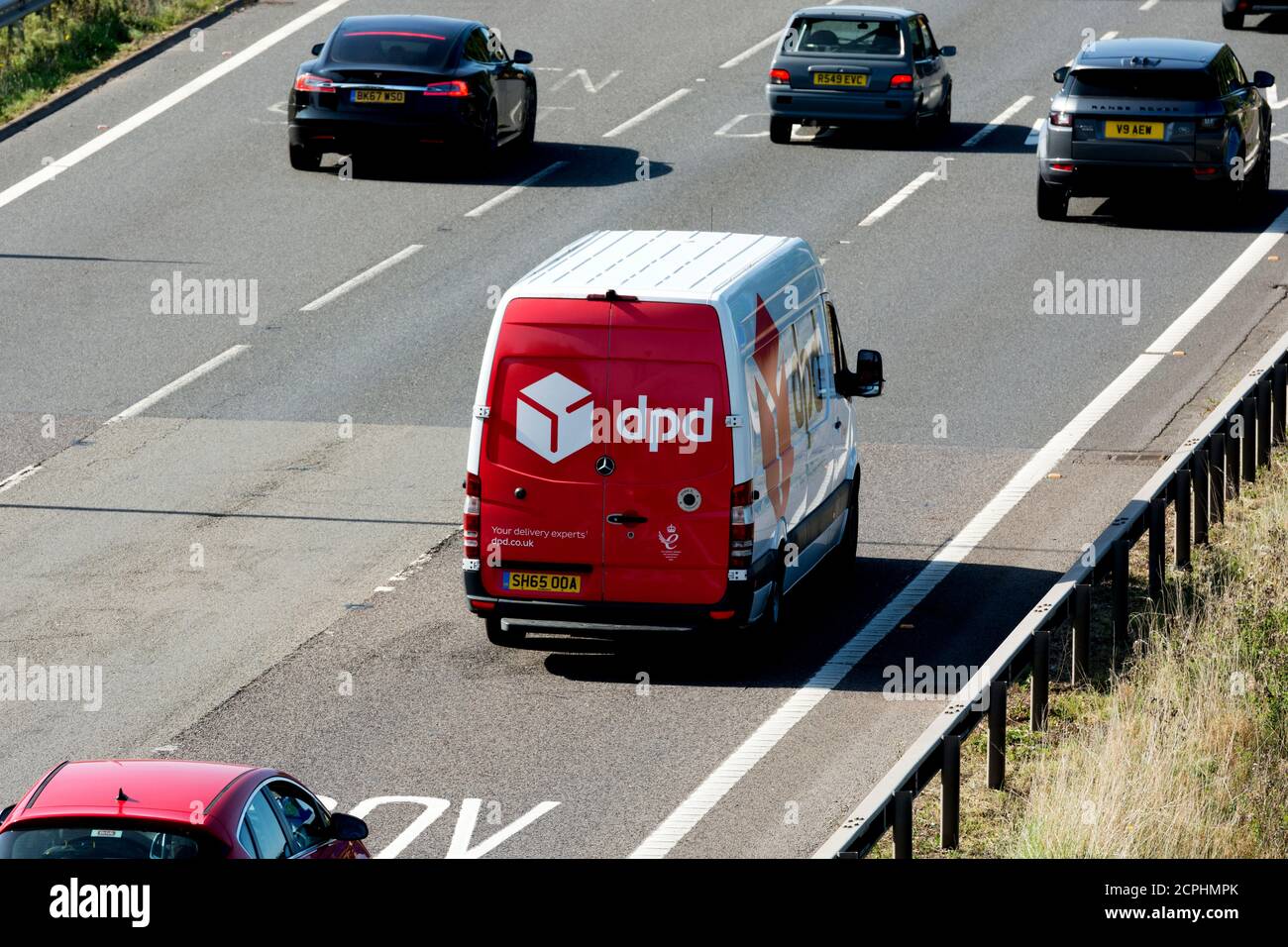 DPD Paketzustellung van auf Junction 15 Slip Road, M40 Autobahn, Warwickshire, UK Stockfoto