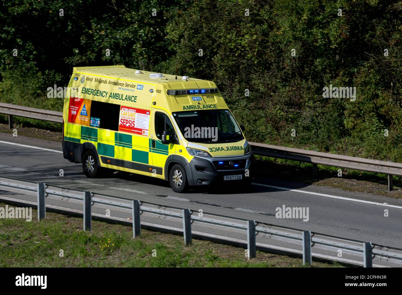 Ein Krankenwagen aus West Midlands, der an der Anschlussstelle 15, Warwick, Großbritannien, auf die Autobahn M40 kommt Stockfoto