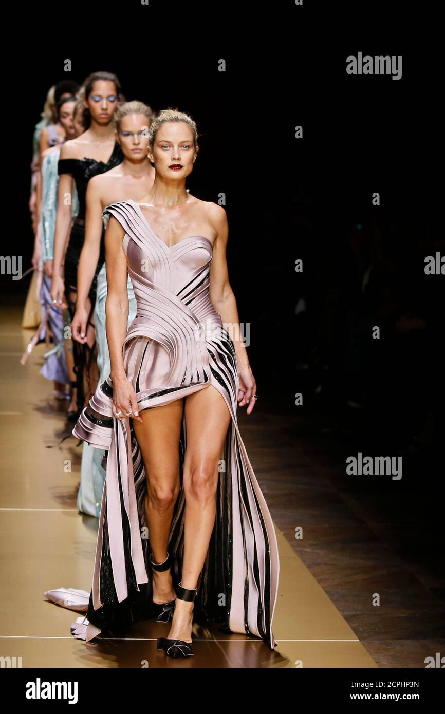 Models präsentieren Kreationen der italienischen Designerin Donatella Versace im Rahmen ihrer Haute Couture Herbst/Winter 2016-2017 Modenschau für Atelier Versace in Paris, Frankreich, 3. Juli 2016. REUTERS/Gonzalo Fuentes Stockfoto