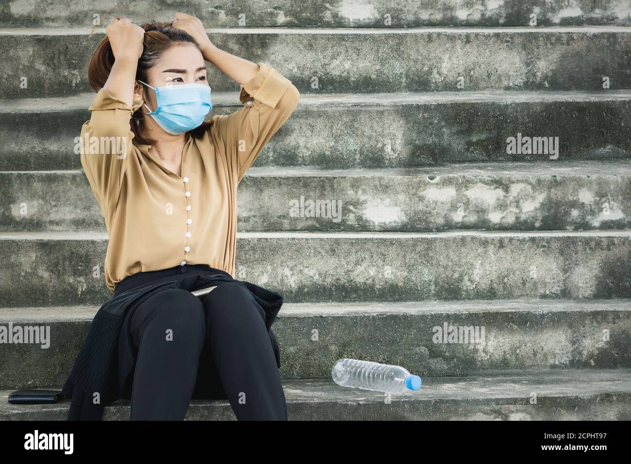 Deprimiert arbeitslos asiatische Geschäftsfrau trägt Schutzmaske verlieren sie Job verursacht Coronavirus Covid-19 Pandemie, Business Crisis 2020 Stockfoto
