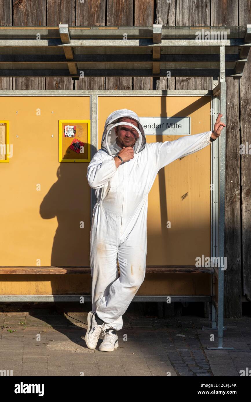 Imker wartet auf den Bus Stockfoto