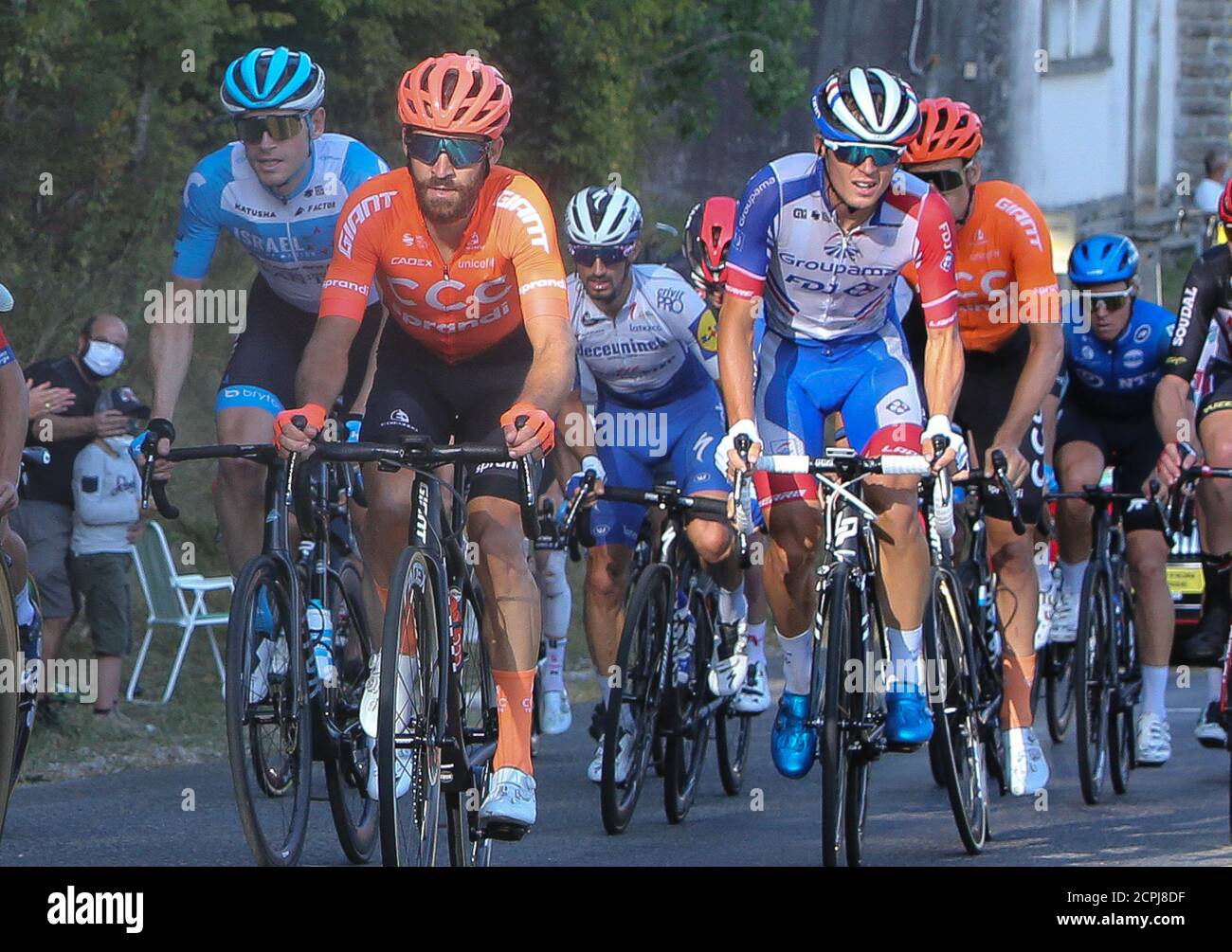 Simon Geschke vom CCC Team und Valentin Maduas von Groupama - FDJ während der Tour de France 2020, Radrennen Etappe 19, Bourg en Bresse - Champagnole Stockfoto