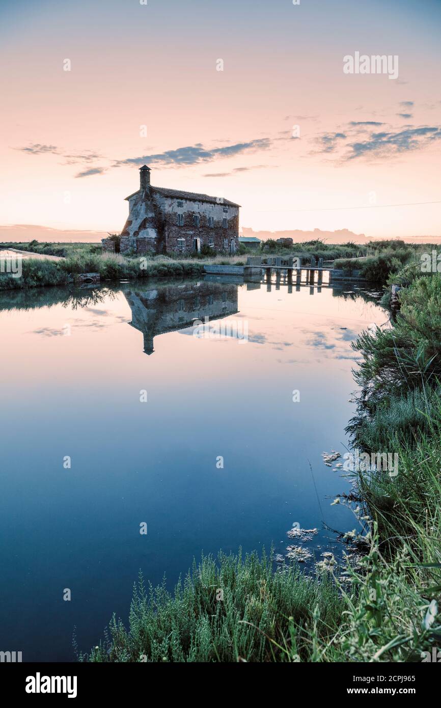 Altes verlassene ländliche Gebäude in der Lagune von lio Piccolo, cavallino treporti, venedig, venetien, italien Stockfoto