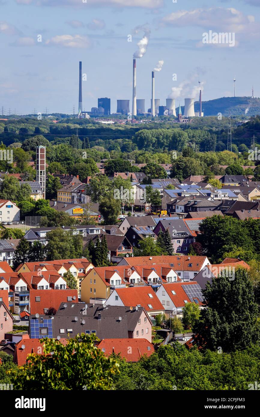 Mehrfamilienhäuser mit Solardächern, Solarsiedlung, Innovationsstadt Ruhr, hinter dem Kohlekraftwerk Uniper Gelsenkirchen Scholven, Stockfoto