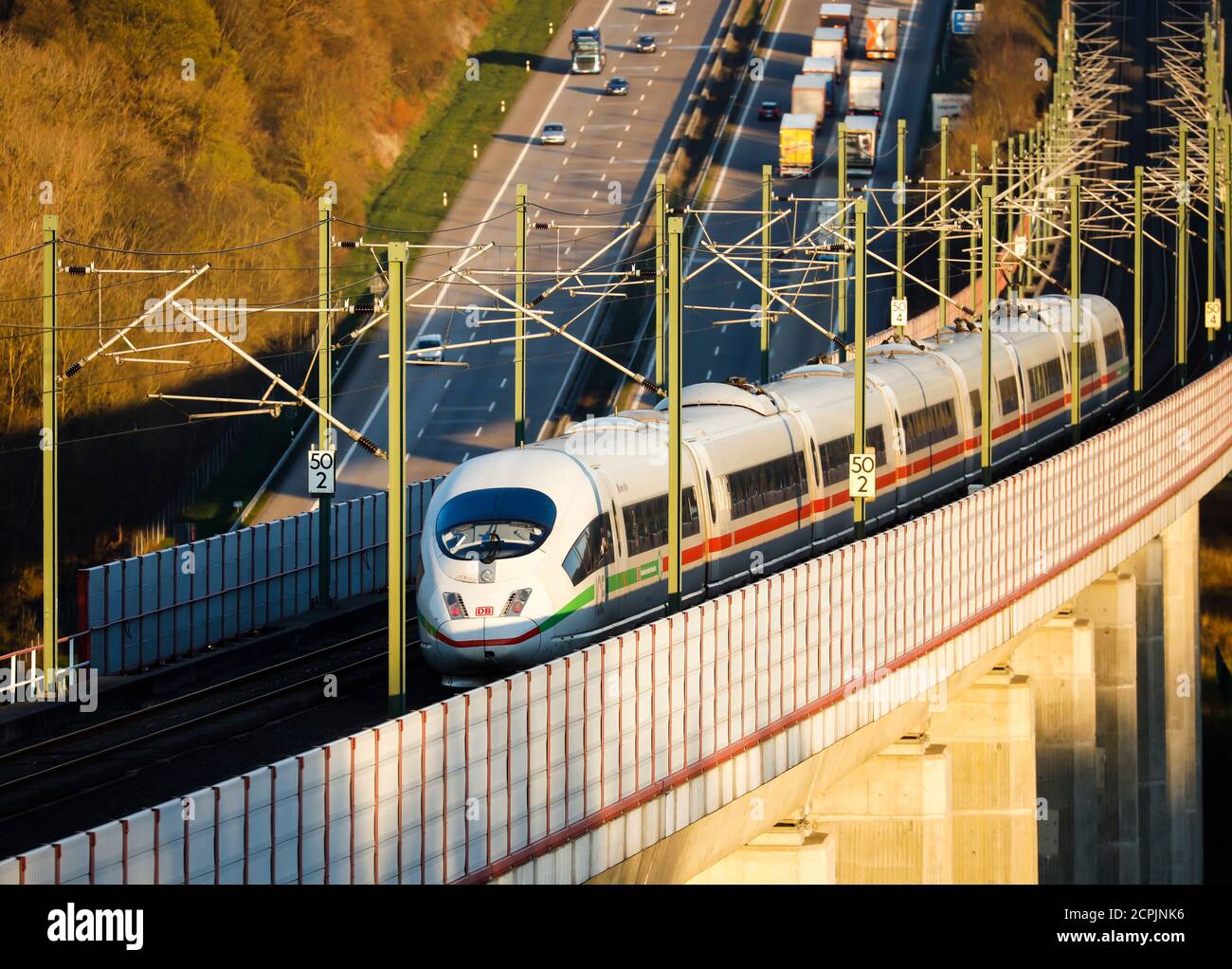 DER ICE-Zug der Deutschen Bahn AG fährt auf der Hochgeschwindigkeitsstrecke Köln-Frankfurt, im Hintergrund fahren Autos und Lastwagen auf der Autobahn A3, Neustadt Wied, Stockfoto