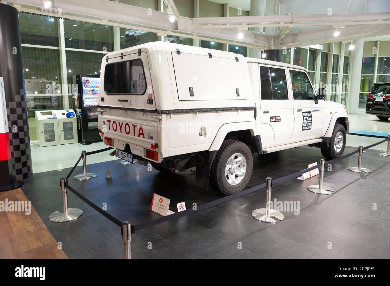 Odaiba, Tokio, Japan - 2. Januar 2020: White 4x4 Pick-up Toyota Land Cruiser 70 Doppelkabine. Rückansicht. Toyota City Showcase Mega Web Palette Town. Stockfoto