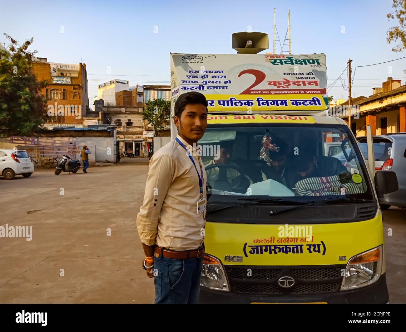 DISTRIKT KATNI, INDIEN - 02. OKTOBER 2020: Indische Kommunalgesellschaft männliche Mitarbeiter stehen mit Mini-LKW zur Werbeaktion für sauberes indien Progr Stockfoto