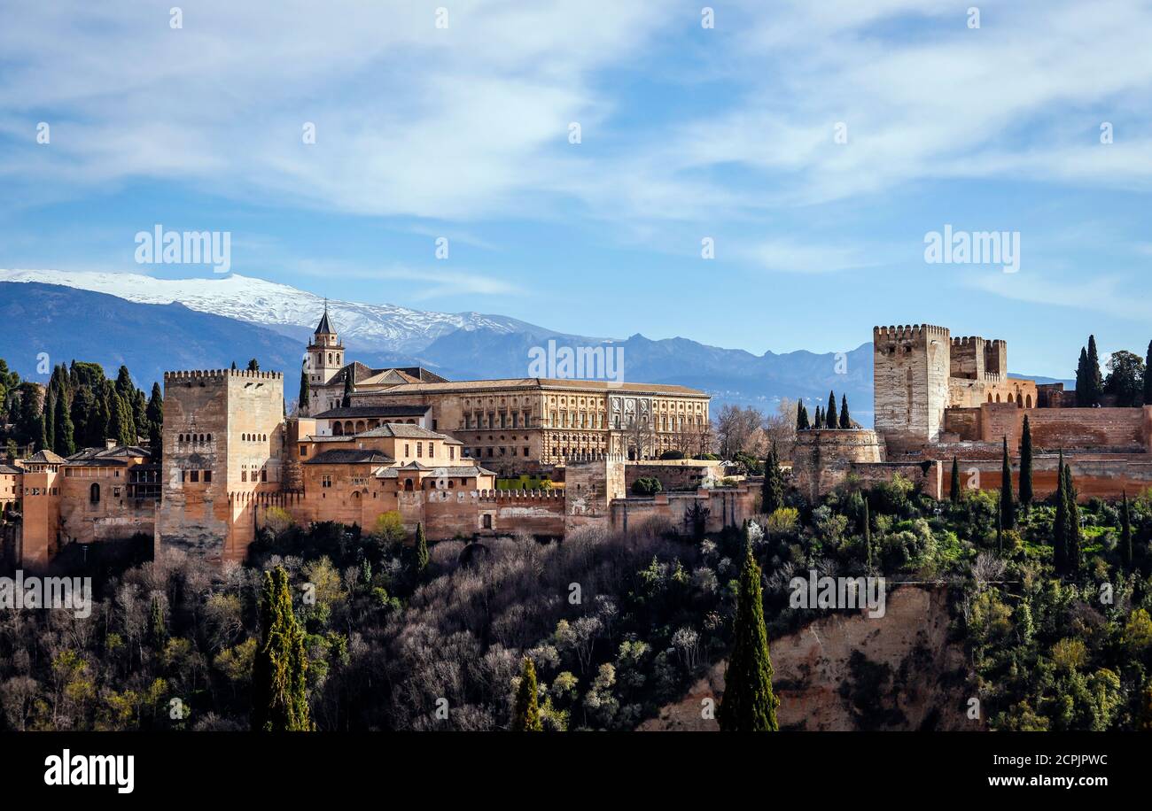 Alhambra Maurische Stadtburg, Nasriden Paläste, Palast Karl V., schneebedeckte Sierra Nevada im Hintergrund, Granada, Andalusien, Spanien Stockfoto