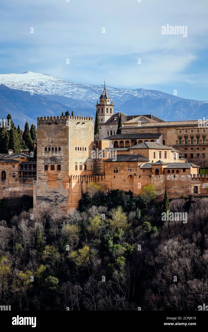 Alhambra Maurische Stadtburg, Nasriden Paläste, Palast Karl V., schneebedeckte Sierra Nevada im Hintergrund, Granada, Andalusien, Spanien Stockfoto