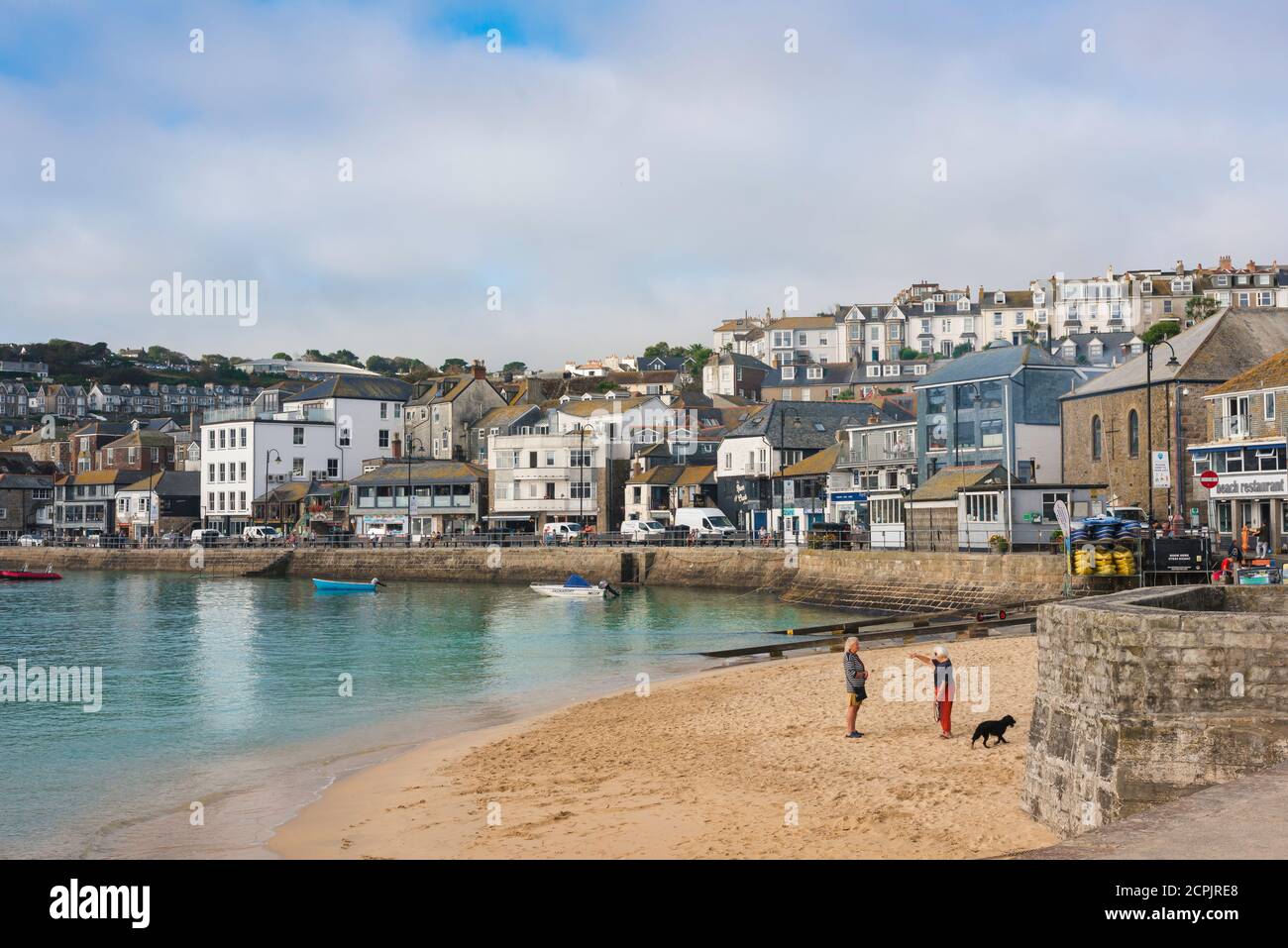 Cornwall, Blick auf St. Ives Strand und Hafen in der Nebensaison, Cornwall, Südwesten Englands, Großbritannien Stockfoto