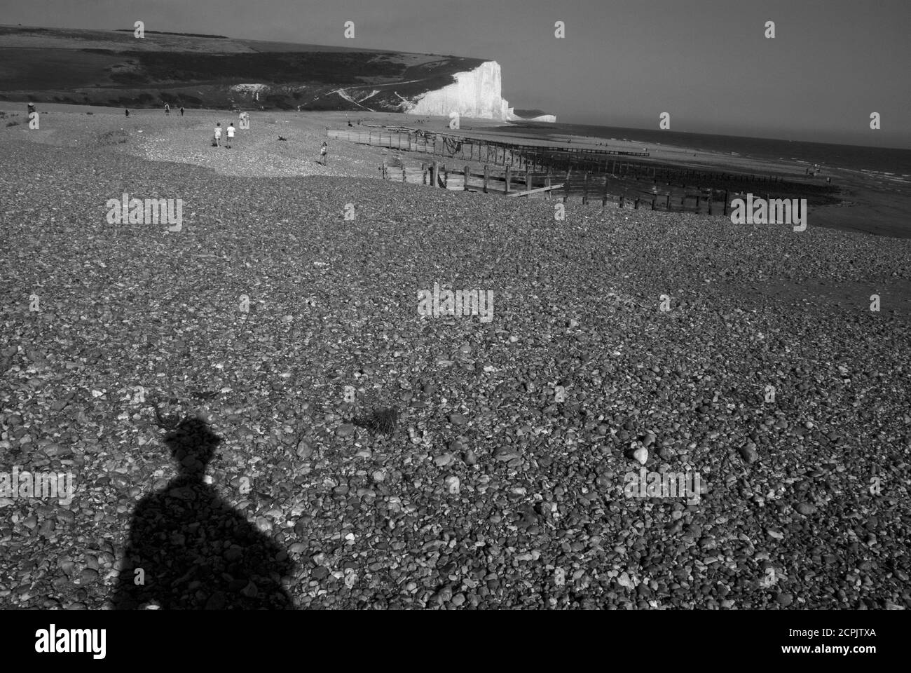 Der Schatten des Mannes auf Kieselsteinen Stockfoto