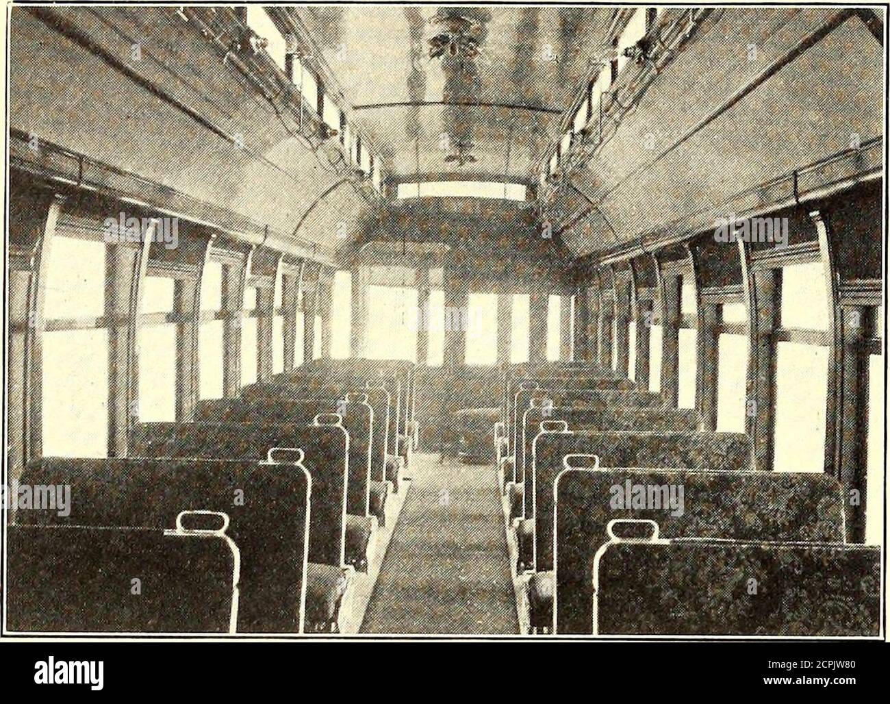 . Das Straßenbahnjournal . tion bildet die Breite des abnehmbaren Schnittes oder der Verkleidung, 2 ft. 6 Zoll; obere Stufe oder Trittbrett, wenn das Auto geschlossen ist, 4% Zoll breit; Türeingang, 6 Fuß [ Zoll hoch, 2 Fuß 7 Zoll breit; Eckpfosten, 5 Zoll x 5 Zoll x 7 Fuß x 4^/2 Zoll; Fahrzeugseite, Trittbrett von der Dachschwelle, 7 Fuß das Gewicht der Karosserie, komplett ohne LKW, Motoren und Ölmaterial ausgestattet, beträgt 5 Tonnen. Das Gewicht der Pkw-Ausrüstung und LKW, Motoren und Overhead miterial komplett, readyfor provision, ist 15 Tonnen. 7U8 STREET RAILWAY JOURNAL. [Vol. XXIII. Nr. 19. EINE INTERESSANTE SEMI-KONVERTIERBARE CA Stockfoto
