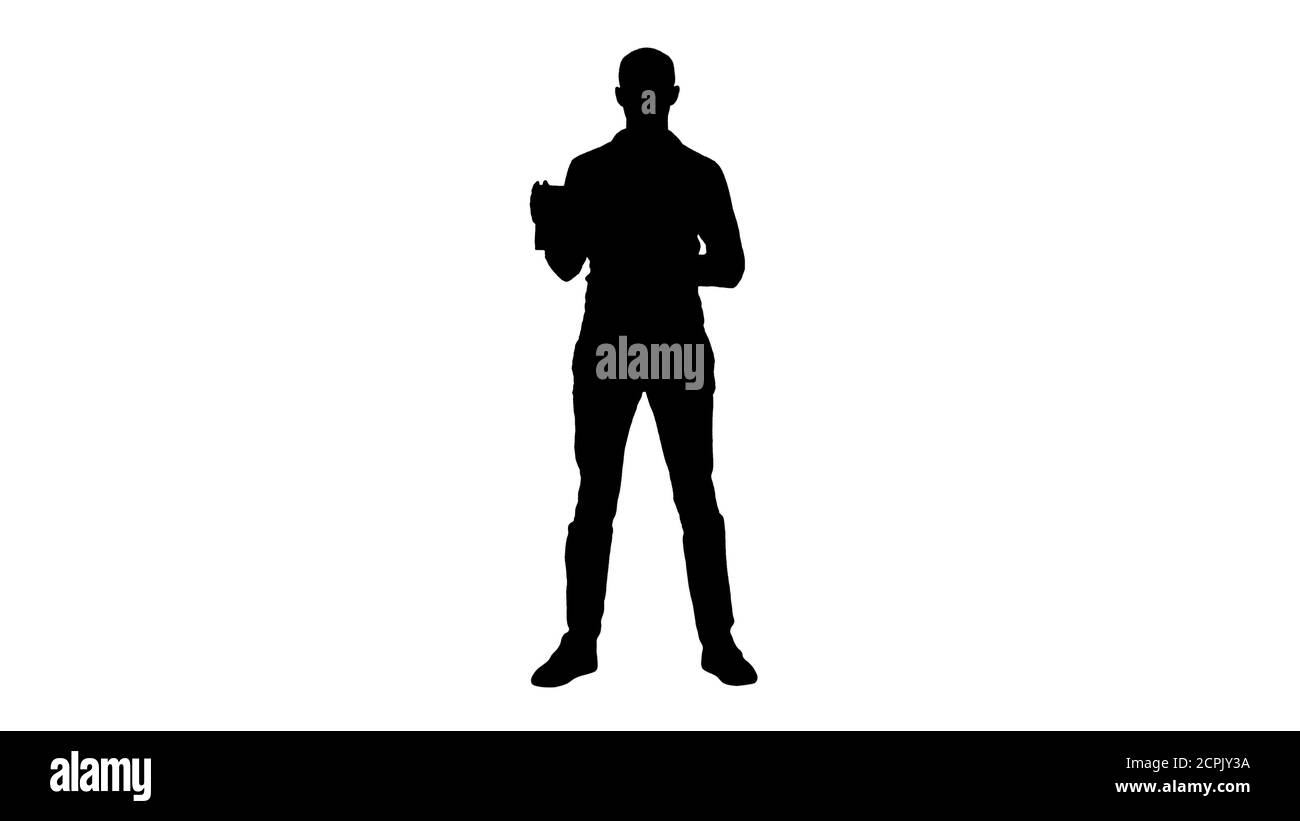 Silhouette lächelnd Casual Mann präsentiert ein Tablet mit einem leeren Bildschirm. Stockfoto