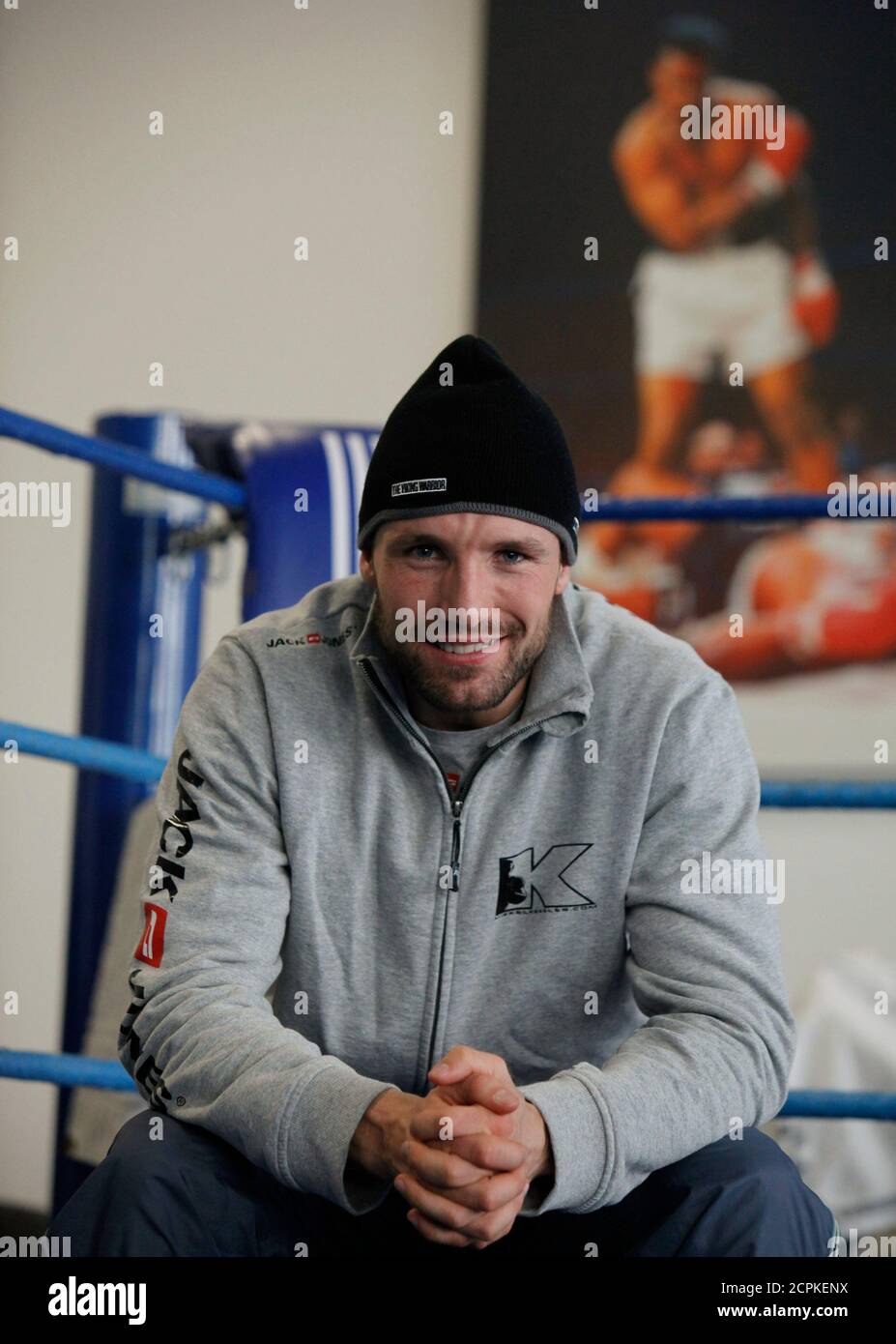 Dänischer Boxer Mikkel Kessler posiert für ein Foto während einer Promotion  Trainingseinheit in Berlin 9. Februar 2010. Die super-Mittelgewichts-Boxer  ist in der Super Six World Boxing Classic-Turnier Teil. REUTERS/Thomas  Peter (Deutschland -
