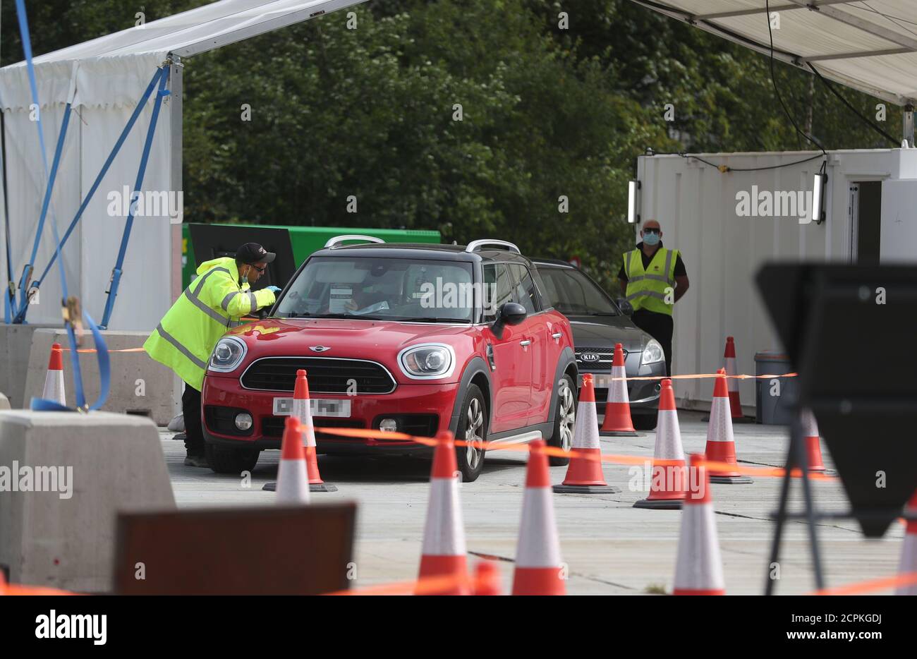 HINWEIS: NUMMERNSCHILDER WURDEN VON DER PA-BILDSTELLE Cars an einer Drive-Thru-Coronavirus-Teststation in Ebbw Vale in Wales VERPIXELT. Stockfoto
