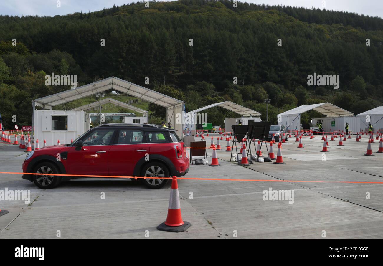 HINWEIS: GESICHTER UND NUMMERNSCHILDER WURDEN VON DER PA-BILDSTELLE Cars an einer Drive-Thru-Coronavirus-Teststation in Ebbw Vale in Wales VERPIXELT. Stockfoto