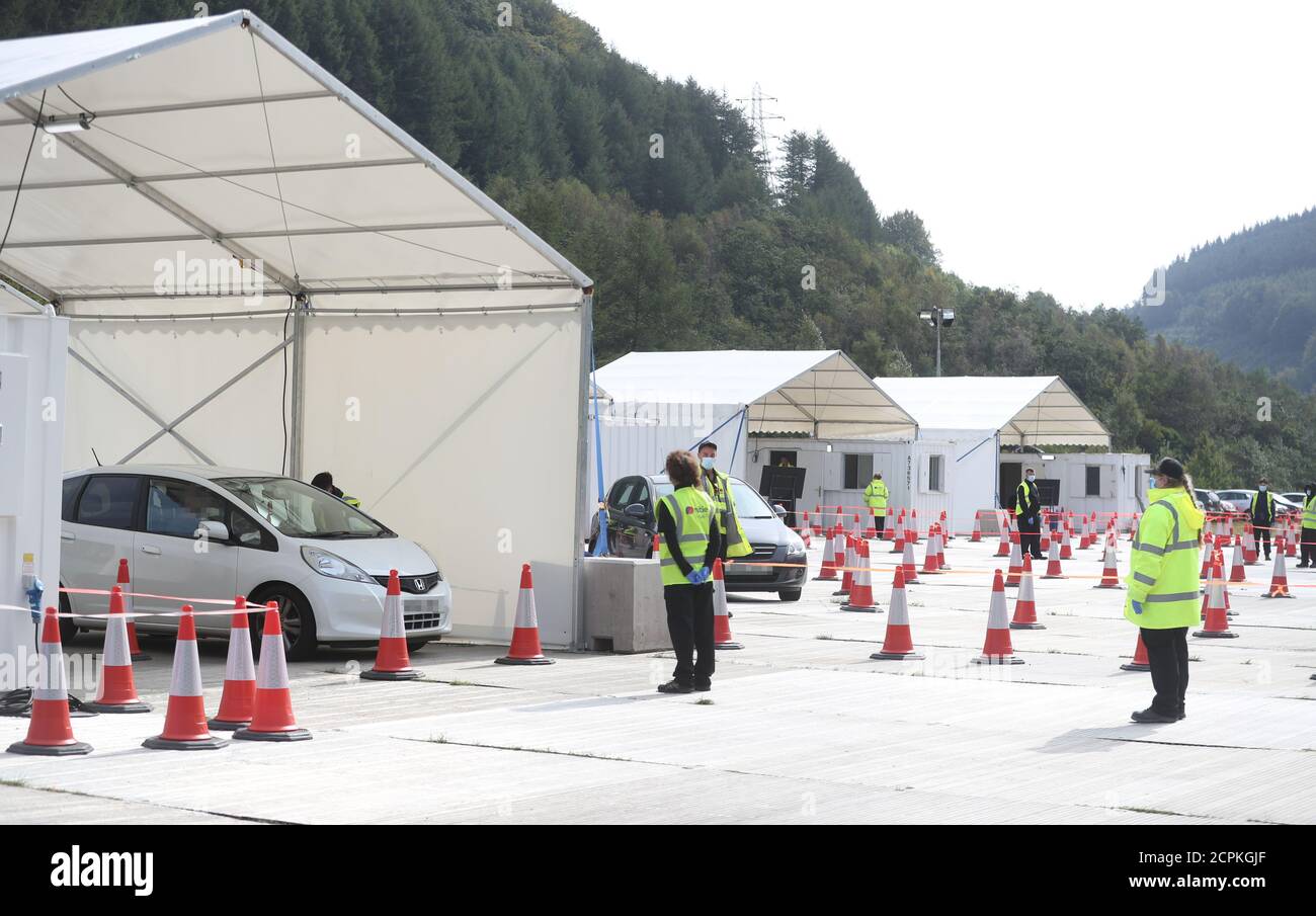 HINWEIS: GESICHTER UND NUMMERNSCHILDER WURDEN VON DER PA-BILDSTELLE Cars an einer Drive-Thru-Coronavirus-Teststation in Ebbw Vale in Wales VERPIXELT. Stockfoto