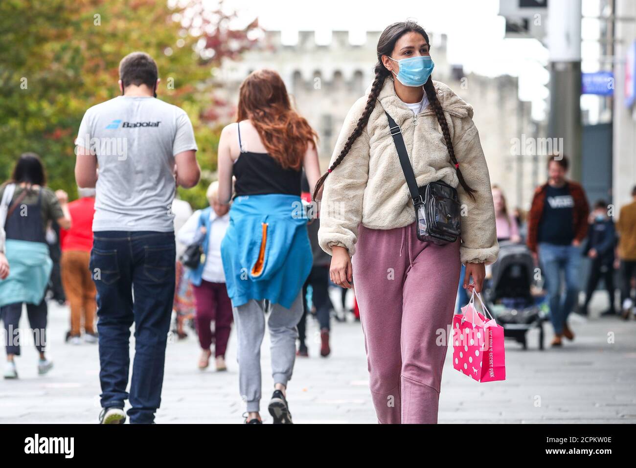 Southampton, Hampshire. September 2020. Wetter in Großbritannien. Shopper in Gesichtsmasken an einem geschäftigen Samstagnachmittag in Southampton's Above Bar Einkaufsviertel an einem hellen bewölkten Tag. Credit Stuart Martin/Alamy Live News Stockfoto