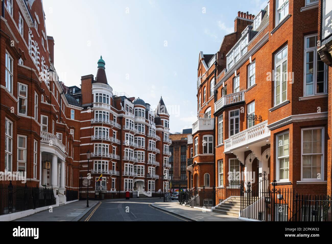 England, London, Westminster, Kensington und Chelsea, Knightsbridge, Hans Crescent und das Botschaftsgebäude von Kolumbien und Ecuador Stockfoto