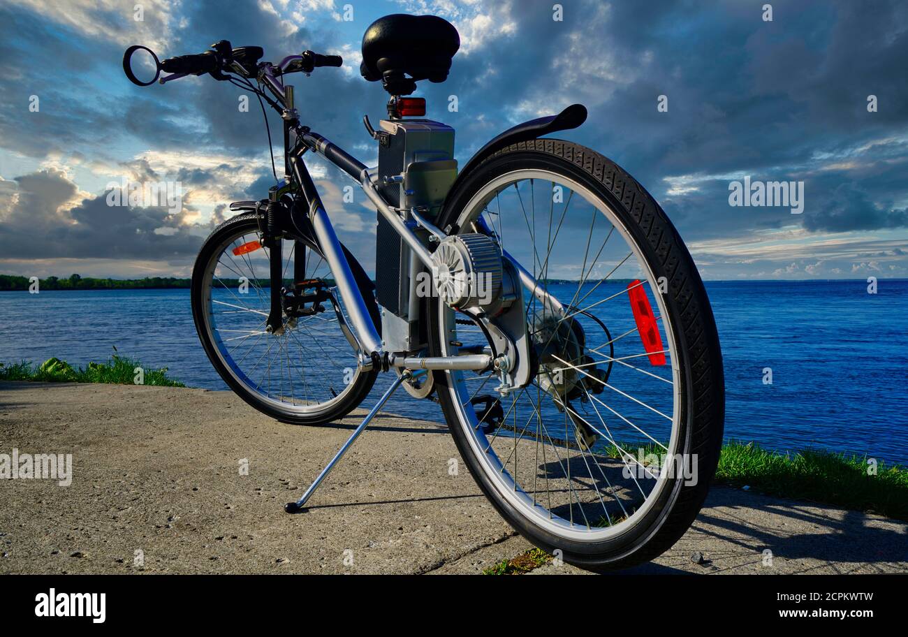 Montreal, Quebec, Kanada, September 15, 2020.Elektrisches Fahrrad geparkt entlang Radweg.Kredit:Mario Beauregard/Alamy Nachrichten Stockfoto