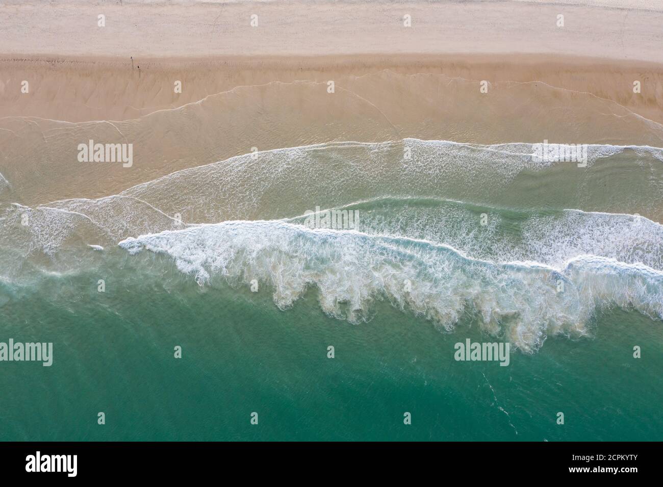 Das kalte Wasser des Atlantischen Ozeans spült an einen schönen Sandstrand am Cape Cod, Massachusetts. Diese malerische Halbinsel ist ein beliebtes Urlaubsgebiet. Stockfoto