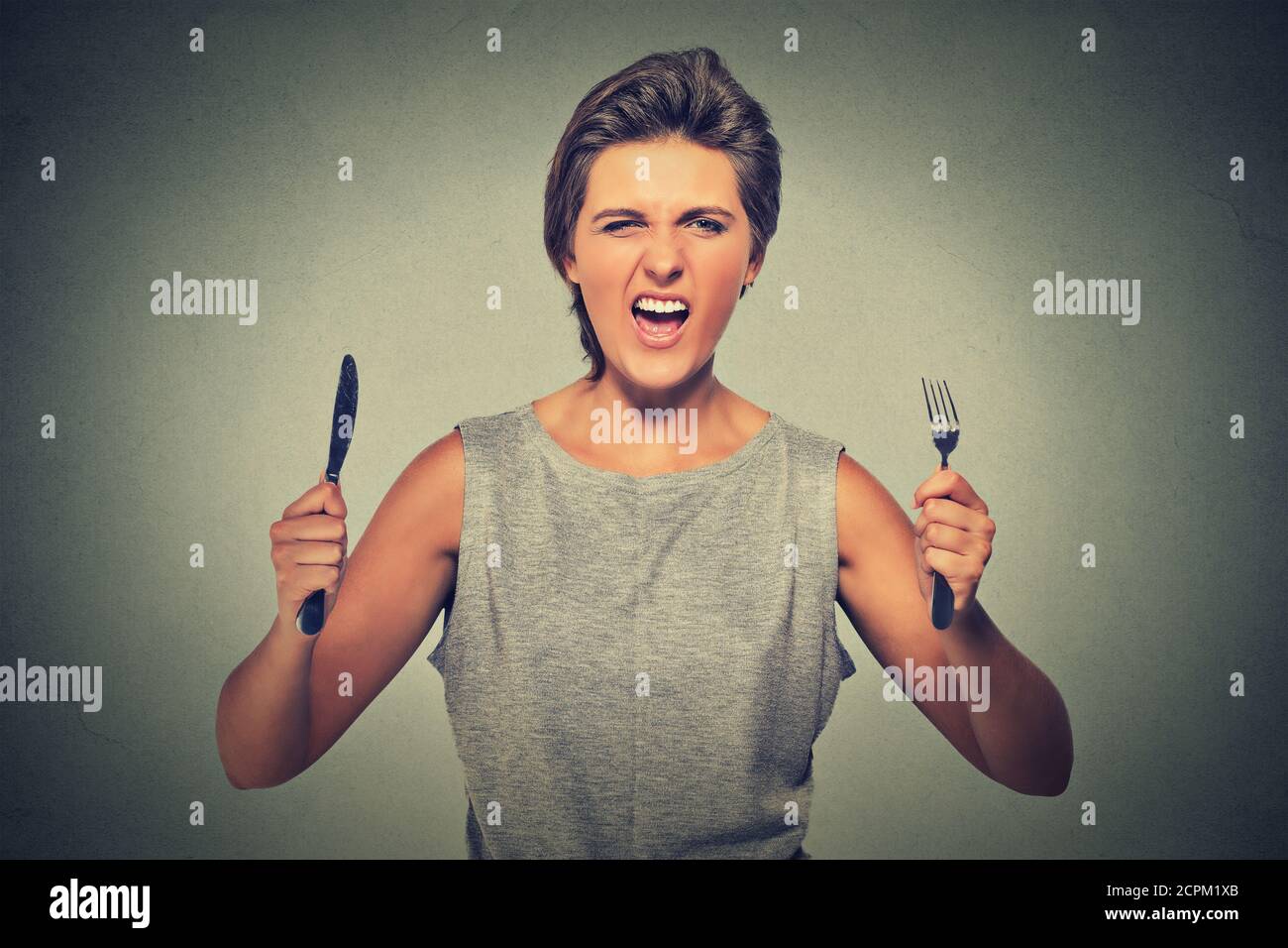 Portrait einer sehr hungrigen jungen Frau, die unzufrieden schreit Stockfoto