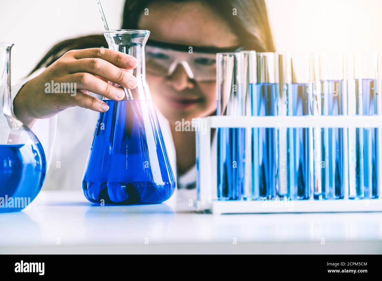 Wissenschaftlerin im Labor arbeiten und Prüfung Biochemie Probe im Reagenzglas. Wissenschaft Technologie Forschung und Entwicklung Studie Konzept. Stockfoto