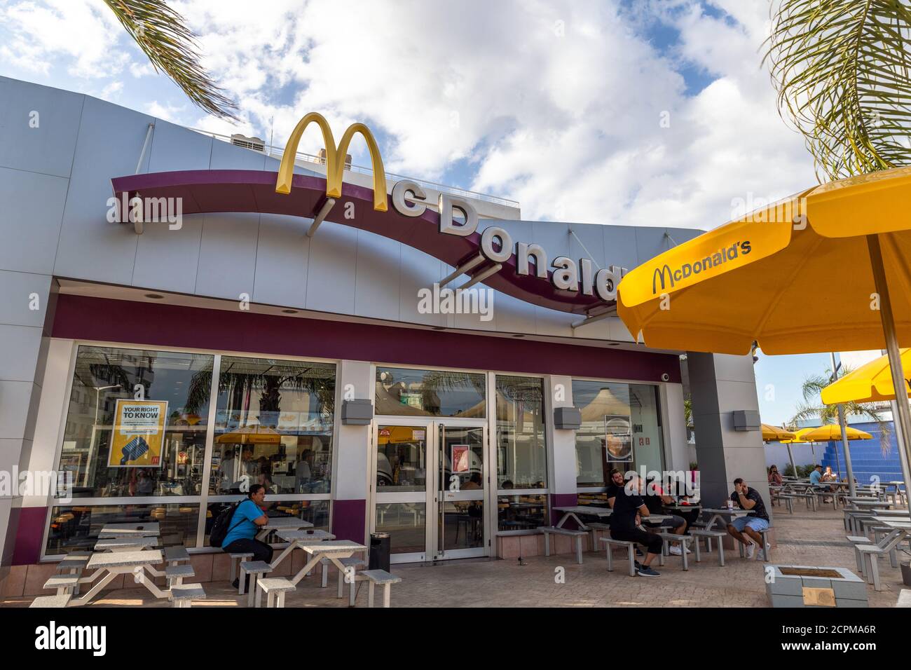 Protaras, Zypern - 6. Okt. 2019. Das McDonald's auf der Protaras Avenue Stockfoto