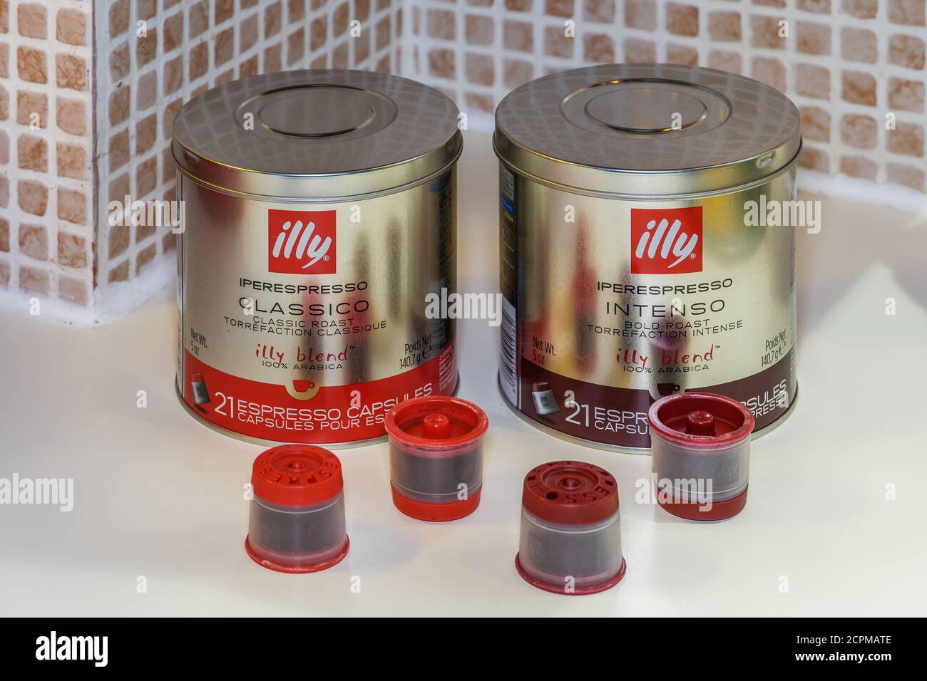 Automatische Illy iperespresso Single-Serve Kapseln, verwendet, um Espresso zu erstellen. Schoten in klassischen und intensiven Geschmacksrichtungen mit Illy-Logo und Metallgehäuse. Stockfoto