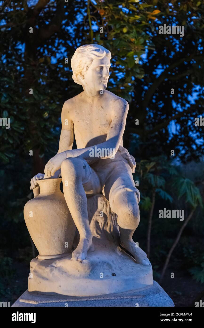 England, London, Westminster, St.James's, St.James's Park, die Marble Boy Statue und Brunnen Stockfoto