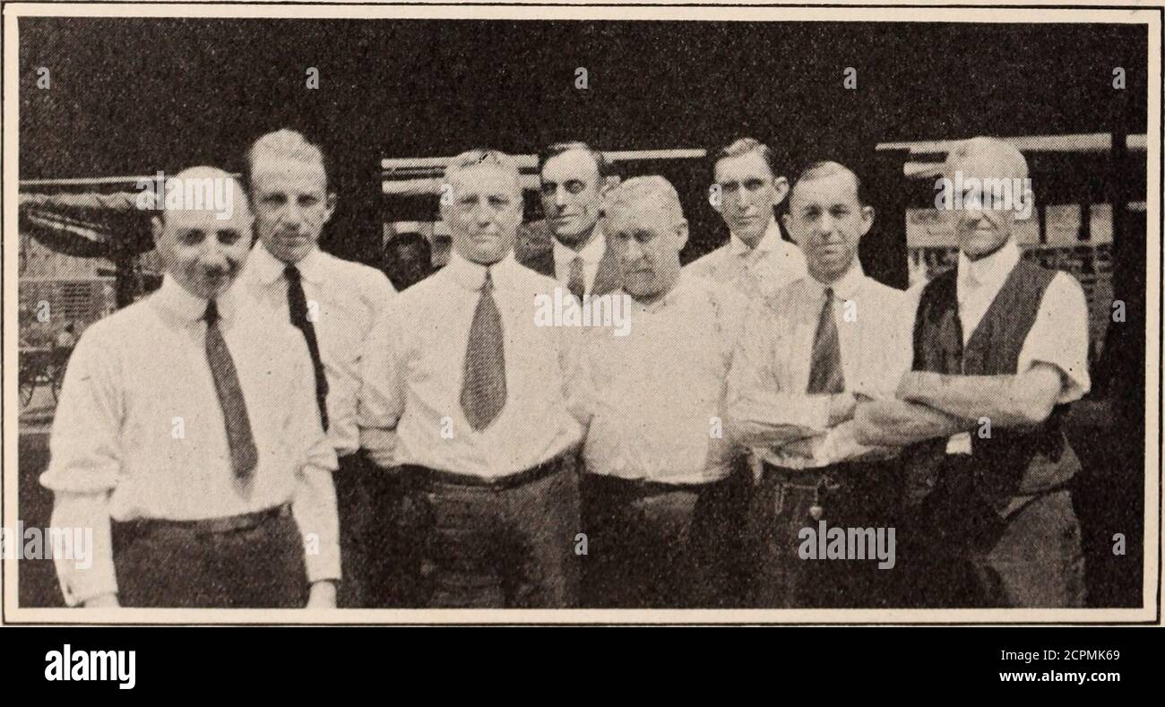 . Baltimore und Ohio Mitarbeiter Magazin . (John Newman, unser emeritierter Skizzener, der das obige Puzzle zeigt, sah besorgt aus und sagte: Jetzt nehme ich an, daß ich dafür verantwortlich gemacht werde; aber er ist unschuldig) Leitender Leitzinskaufmann; J. J. Bayer, Frachtmakler; W.B. Biggs, Terminal Agent; F. W. Nelson, termi-nal Kassierer; Alfred Oswald, General Vorarbeiter; C.E. Floom, Terminal Claim Agent; V. R. Cherney, Umleitung und Versand Sachbearbeiter, und JohnNewman, Terminal Time Keeper. Staten Island Rapid TransitBahnkorrespondent, J. V. Costello das heiße Wetter Anfang Juli, zusammen mit den Feiertagen, fuhr groß Stockfoto