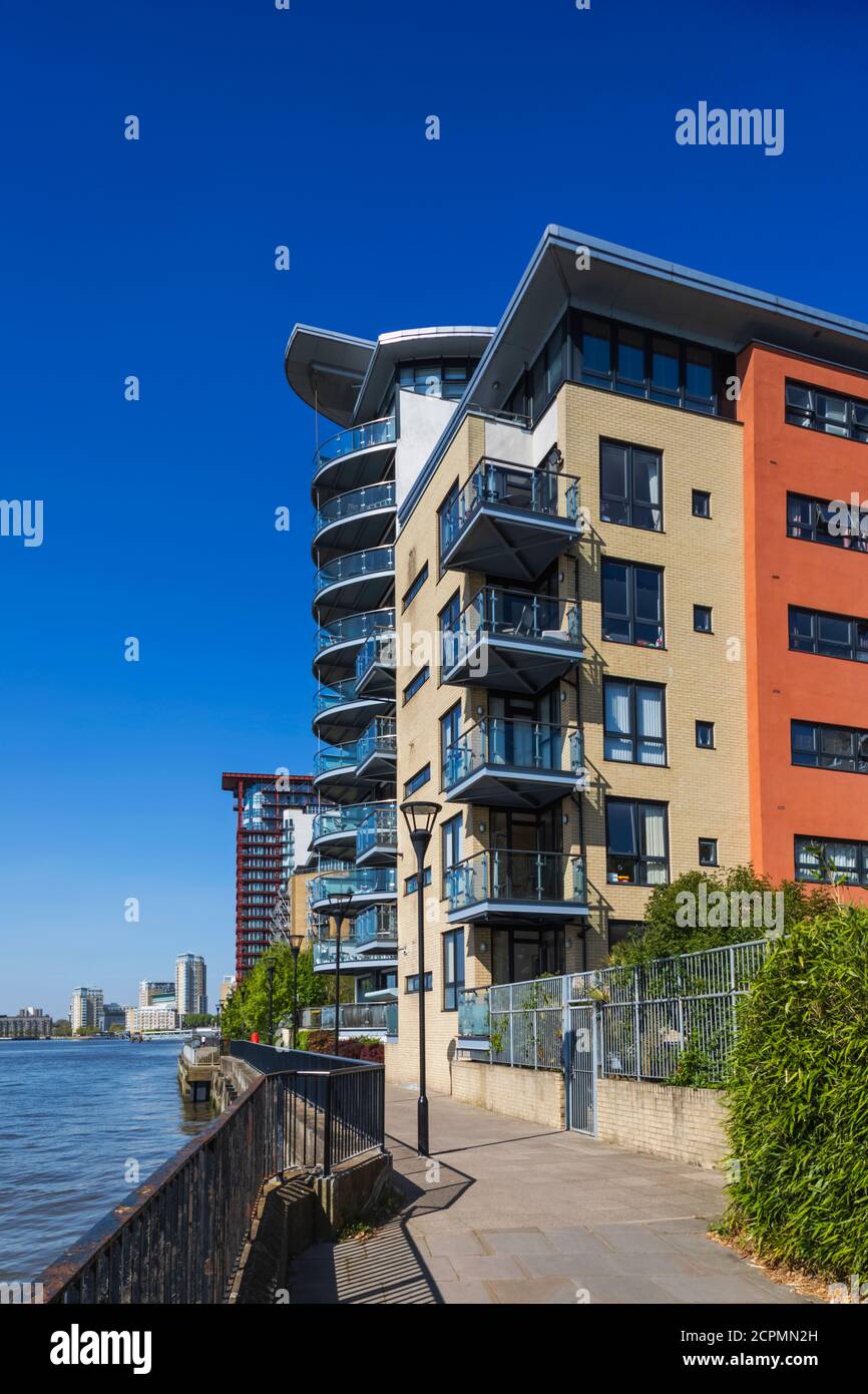 England, London, Docklands, Isle of Dogs, Canary Wharf, Thames Pathway und moderne Waterside Apartments Stockfoto