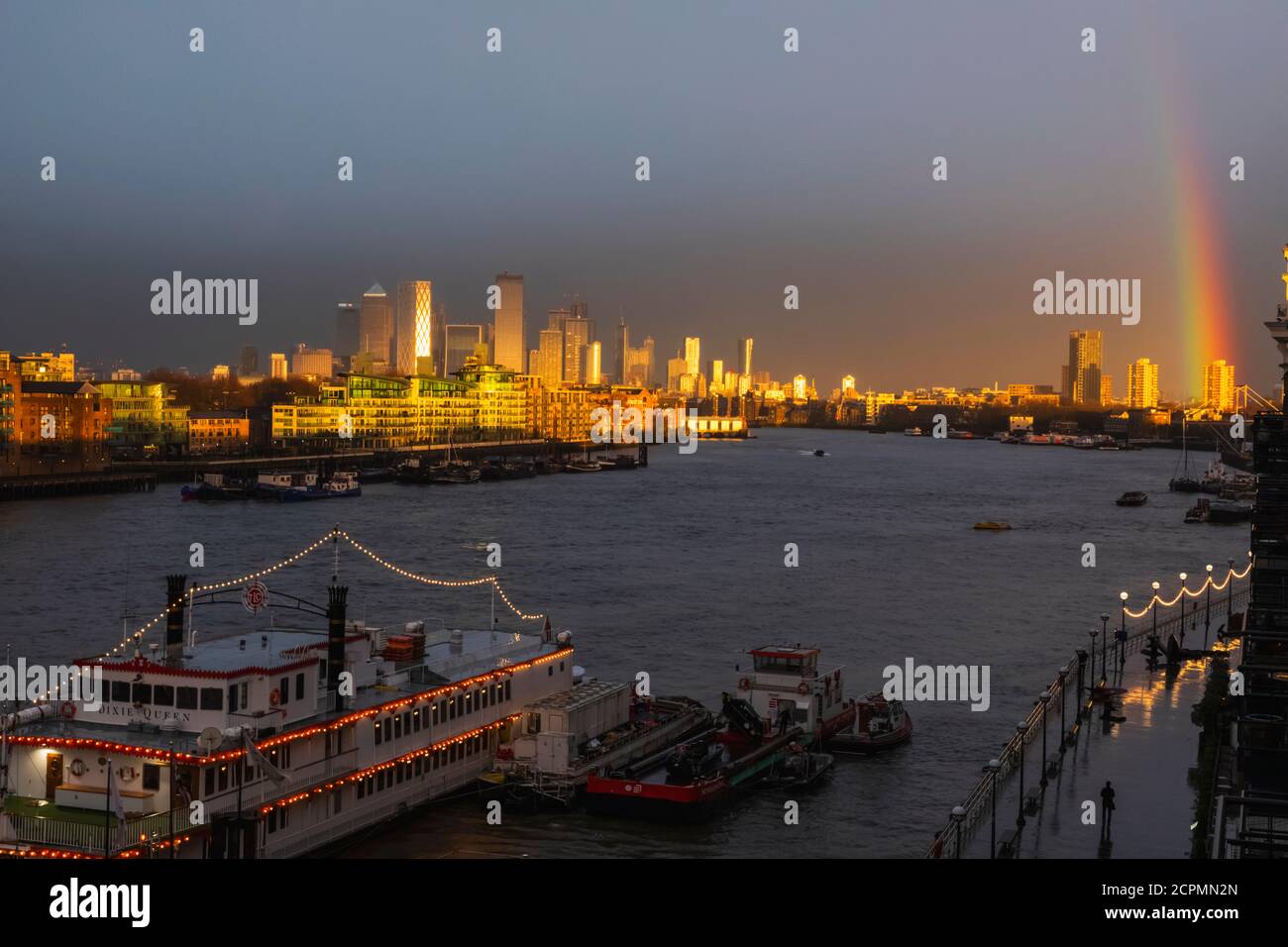 England, London, Docklands, Themse und Canary Wharf, Skyline und Rainbow Stockfoto