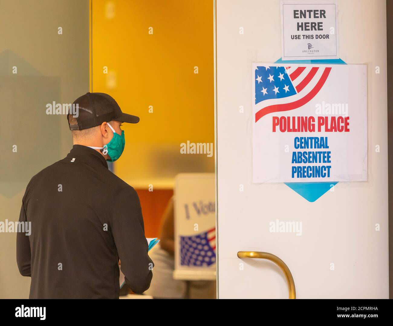 ARLINGTON, VIRGINIA, USA, 18. SEPTEMBER 2020 - Mann betritt Wahlplatz während des ersten Tages der vorzeitigen Wahl, 2020 Präsidentschaftswahl. Kredit: ©Rob Crandall/Alamy Live Nachrichten Stockfoto