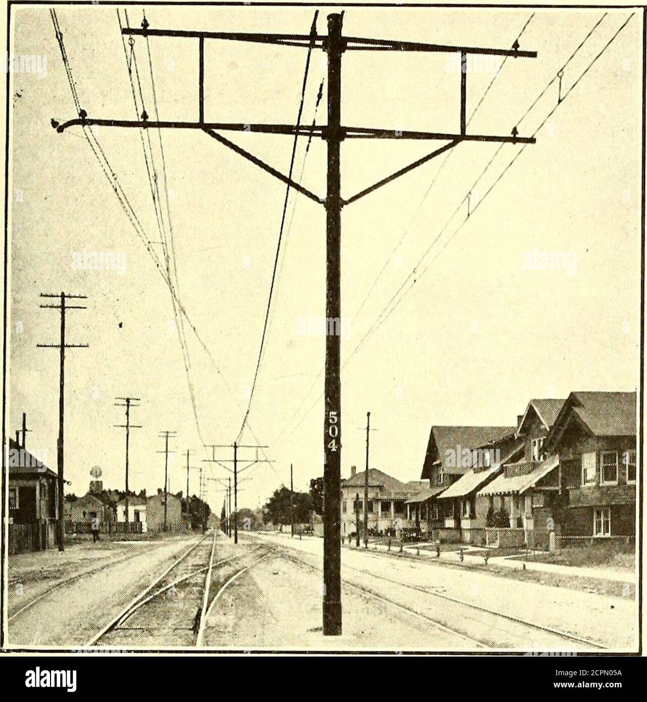 . Elektrische Eisenbahn Zeitschrift . 28. OKTOBER 1911.1 ELEKTRISCHE EISENBAHN JOURNAL. 943 vor dem Versand. Ähnliche Spezifikationen wurden herausgegeben, um die längeren Pole abzudecken. Die Masten wurden von der NationalTube Company eingerichtet. Die folgenden Stangenbeschläge wurden in den Läden gefertigt. Abb. 25 – Southern Pacific 1200-Volt Lines – Overhead Konstruktion bei Cross-Overs der Southern Pacific Company: 2-in. X 2^-in. X 5/16-in.Winkel-Eisen-Querarme und Halterungen; Oregon Kiefer Füllblöcke und Kragen in Teer gekocht; Feeder Isolator Unterstützung und Haken Schrauben und Gusseisen Kombination Abstandhalter und Unterlegscheibe. Die formbare eiserne bracke Stockfoto