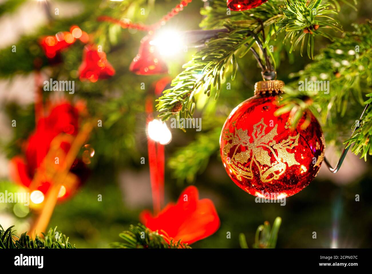 Weihnachtsbaum mit roter Weihnachtsdekoration Stockfoto