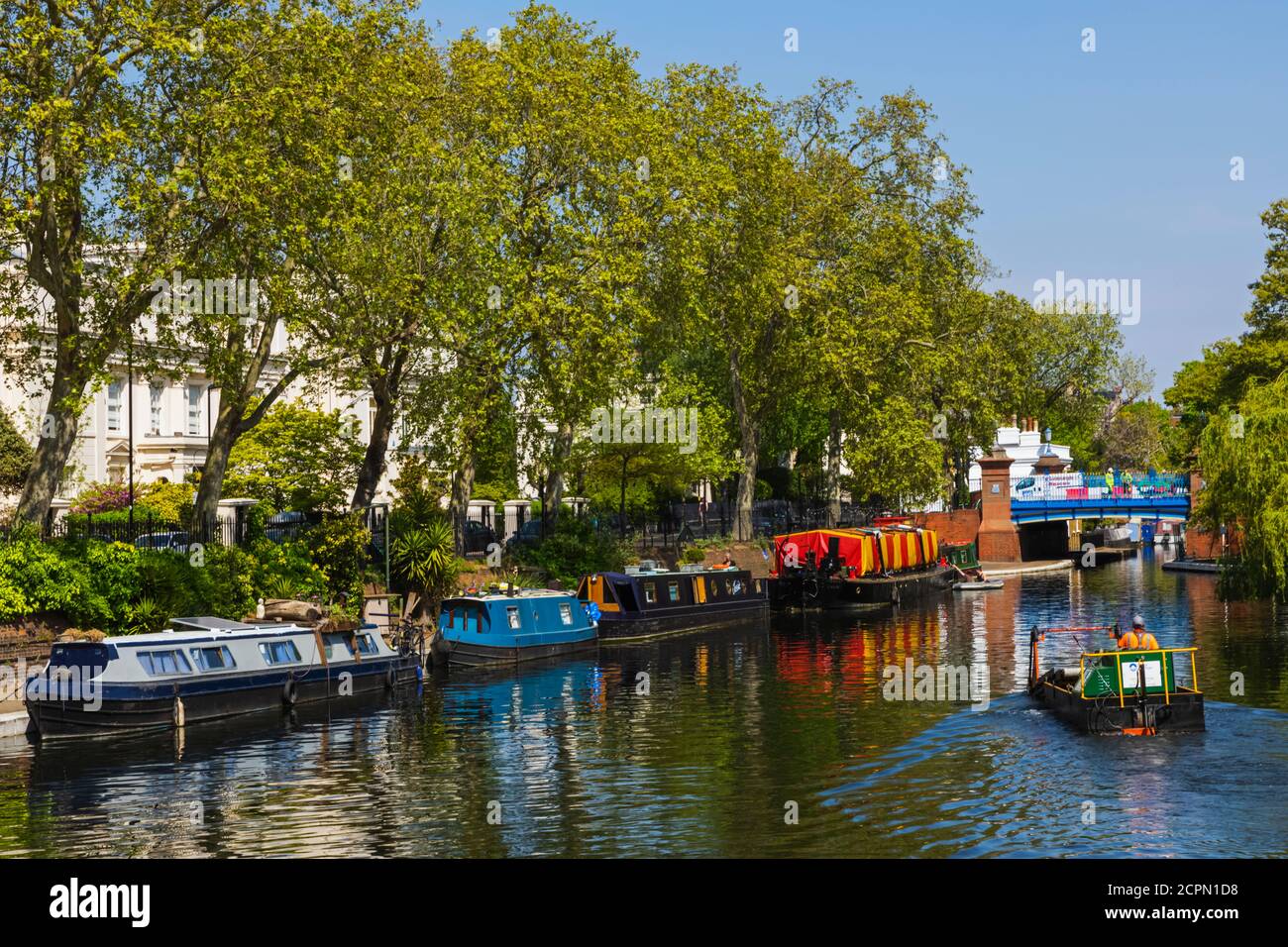 England, London, City of Westminster, Little Venice, bunte schmale Boote und Kanal Stockfoto