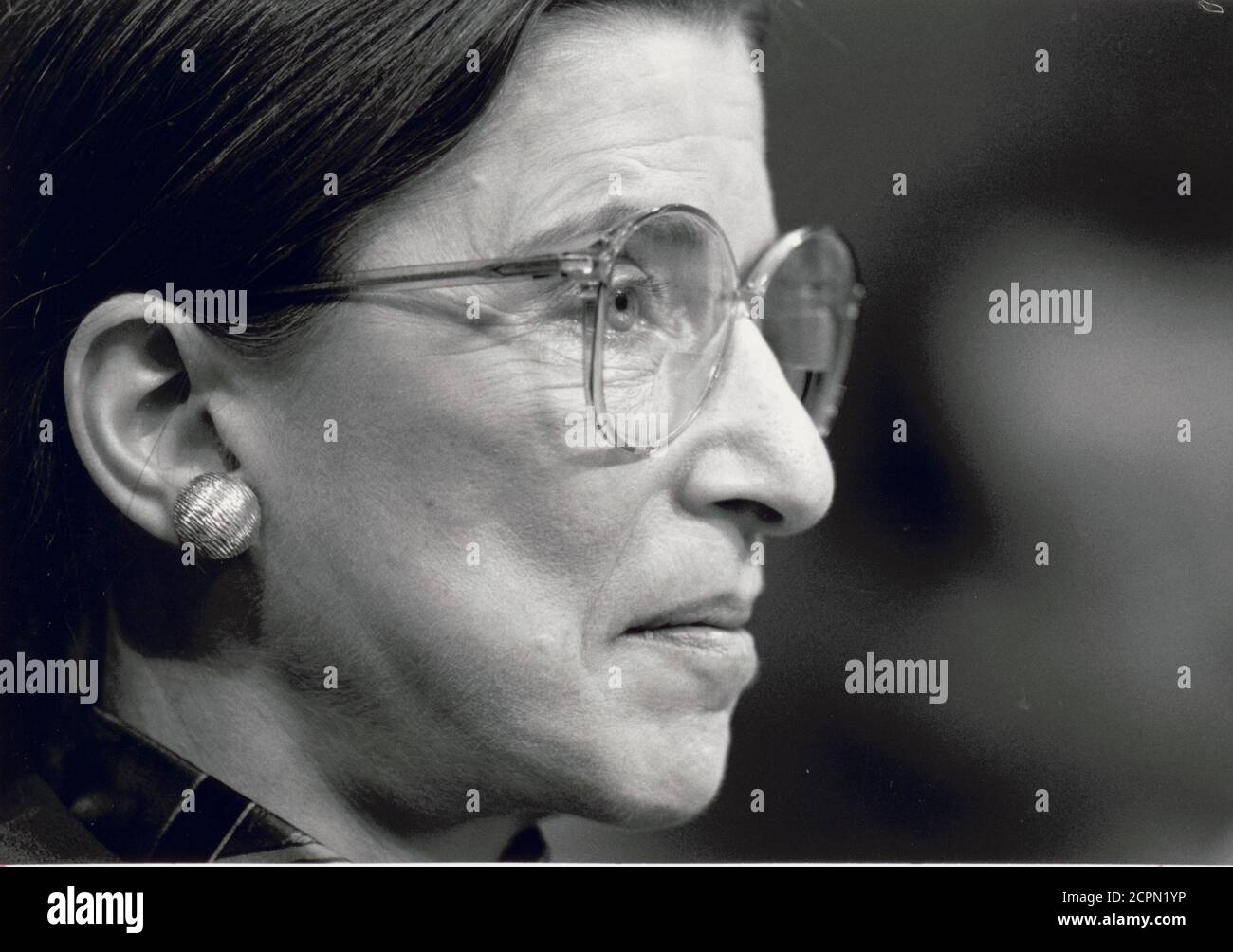 Profilportrait von Ruth Bader Ginsburg bei der Anhörung des Justizausschusses des Senats für ihre Ernennung zum Obersten Gerichtshof, Washington, DC, 7/20/1993. (Foto von Michael R Jenkins/Congressional Quarterly/RBM Vintage Images) Stockfoto